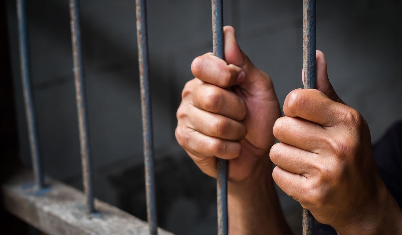 آیا رابطه نامشروع زندان دارد؟