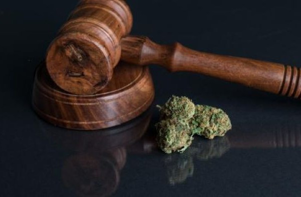 مراحل پیگیری پرونده های مواد مخدر توسط وکیل کیفری چگونه است؟